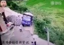 Çin'de yük dolu kamyon yoldan geçerken yol çöktü