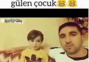 Çizgi film karakteri gibi gülen çocuk