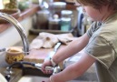 Çocuklara ev işleri yaptırmak onların geleceğine katkı sağlıyor