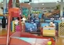Çocuk parkında bile namaz kılan tertemiz evlatlar versin Allah herkese