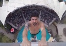 Çoğu insanın aşağı bakmaya korktuğu mesafeden havuza atlayan adam