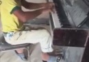 Çok Güzel Piyano Çalıp Şarkı Söyleyen İnşaat Ustası Azerbaycan Tük'ü