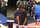 COMÉDIA! Djokovic imita Guga com peruca e tudo!