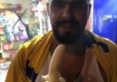 Comer uma banana em 1 segundo. .Garganta profunda