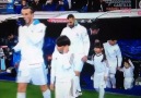 Cristiano Ronaldo ile birlikte sahaya çıkan ufaklığın keyfine diyecek yok