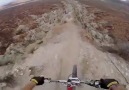 Dağın tepesinde incecik yolda bisiklet sürmek