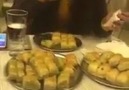 13 Dakikada 2 kilo baklava yiyen kadın