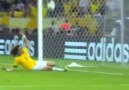 David Luiz topu çizgiden çıkarıyor