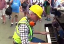 Dengbjler - Avrupada bir işçi sokakta piyano görünce Ay...