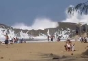 Dev dalgalar plajın önündeki kayaları dövüyor...