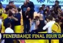 DİLİMDE ŞARKILARIN GÜNDÜZ GECE DELİ GİBİ AŞIĞIZ FENERBAHÇE!