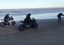 Dj fait une course de moto sur le sable