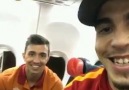 Dönüş yolunda Josue ve Muslera keyifli.