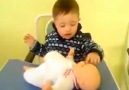 Down sendromlu çocuğun ağlayan bebeğe verdiği tepki (Lütfen pa...