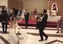 Düğünün ortasına nargile getiren çift