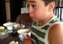 Dünyanın en acı biberini yiyen çocuk :)    (Mutalaka İzle)