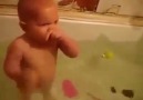 Dünyanın en tatlı yüzen bebeği