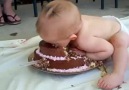 Dünyanın pasta yiyen en tatlı bebeği :)