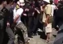 泰国示威人士玩弄警员的下体！