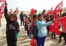 Efrinde öğrenciler ellerinde Türk bayrakları ile okula gidiyorlar