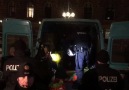 EILMELDUNGDie Polizei hat bei der heutigen Demo ca. 50 Flaggen beschlagnahmt.