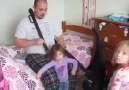 Elektrik süpürgesiyle kızlarının saçını toplayan baba