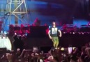 Eminem sings Queen&&quotWe Will Rock You" with the crowd in Hawaii