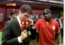 Emmanuel Eboue Güldürüyor :)))  Emeğe Saygı Beğen Paylaş