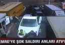 Emre Belözoğlu, kendisine saldıran taraftarı kovalıyor.