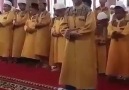 Endonezya da ki bu minik imam hayranlık uyandıran bir sesi var