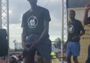 Enquanto isso na frica segue o concurso de dança do bilau.