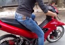 Ensinando a namorada pilotar moto.