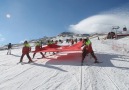 Erciyes'te şanlı bayrağımızı bir yanımız yaslı, bir yanımız di...