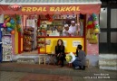 Erdal Bakkal bakkalinin onundeki ask filmini zevkle izler :)