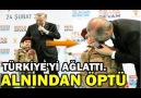 Erdoğan Bordo bereli küçük kızı sahneye çağırarak Alnından öptü