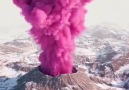 Eruzione rosa del vulcano in Nuova Zelanda
