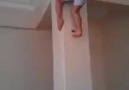 Evin içindeki kirişe (tamam kolon) tırmanan çocuk