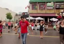 Flashmob improvisé: Zorba le grec en pleine rue à Ottawa