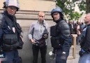 Fransa da basın özgürlüğü - Polis başında bekleyip tek tek sil...