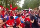 Fransa'da Hırvat ve Türk taraftarlar maç saatini birlikte bekl...