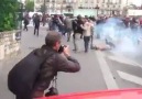 Fransız polisi göstericiyi kafasından biber gazı ile vurup has...