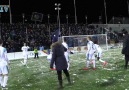 Futbolcularla taraftarlar arasında kartopu savaşı!