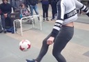 Futbol topuyla şov yaptı! İzleyenler mest oldu...