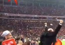 Galatasarayın 3. golünden sonra Linnesin küçük kızı ve Cenk Ergün