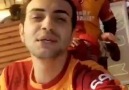 Galatasaray taraftarı maça tezahüratları ile destek veriyor.