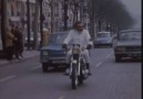 Georges Moustaki à moto dans Paris en 1970