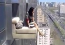 Gökdelende Çekyat Balkon Keyfi Yapan Kadın