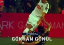 Gökhan Gönül Formayı Öpüyor