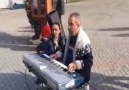 Görme Engelli Sokak Müzisyenlerinden Kış Masalı Tek Kelimeyle Muhteşem..
