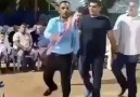 halaymı çekiyor yoksa kabile dansımı yapıyor anlaşılmayan adam D D